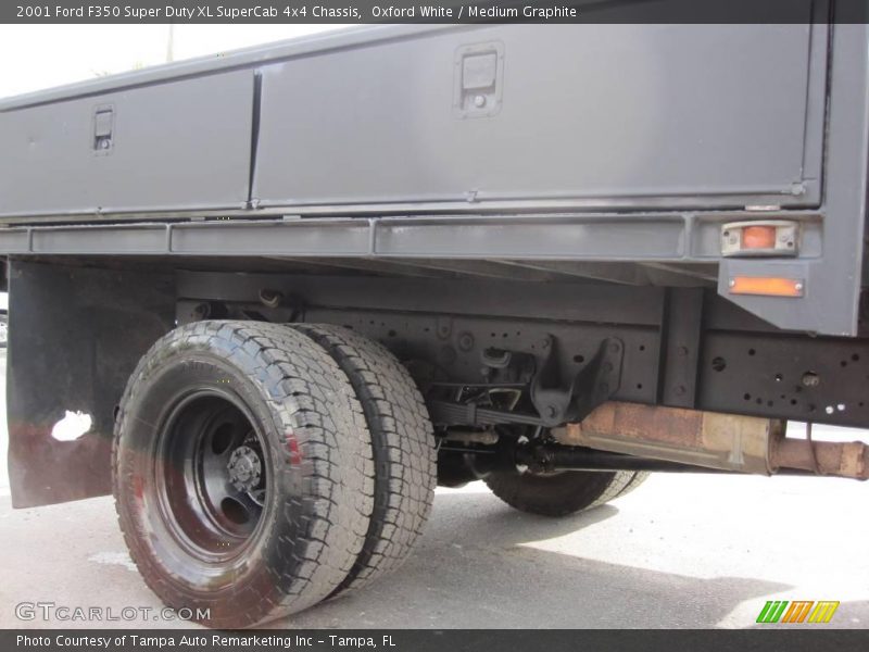 Oxford White / Medium Graphite 2001 Ford F350 Super Duty XL SuperCab 4x4 Chassis