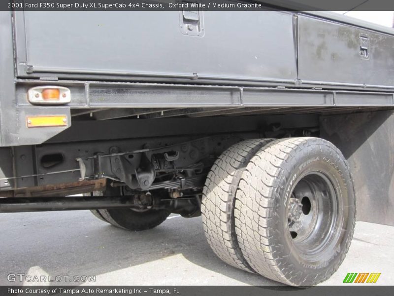 Oxford White / Medium Graphite 2001 Ford F350 Super Duty XL SuperCab 4x4 Chassis