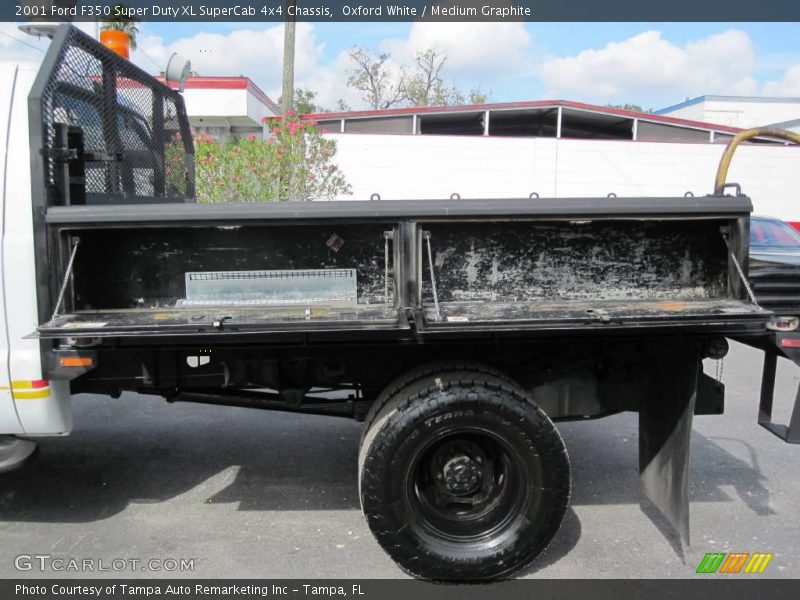 Oxford White / Medium Graphite 2001 Ford F350 Super Duty XL SuperCab 4x4 Chassis