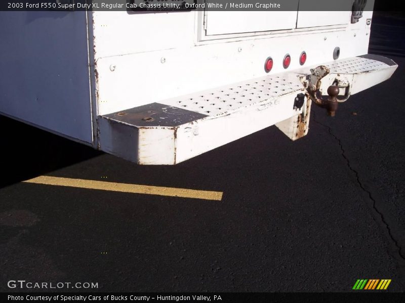 Oxford White / Medium Graphite 2003 Ford F550 Super Duty XL Regular Cab Chassis Utility