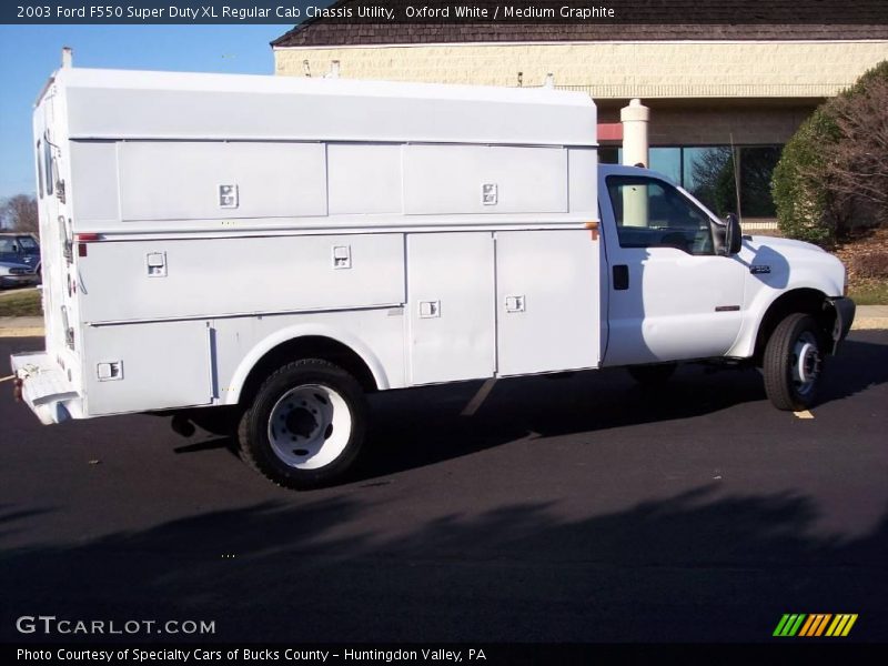 Oxford White / Medium Graphite 2003 Ford F550 Super Duty XL Regular Cab Chassis Utility