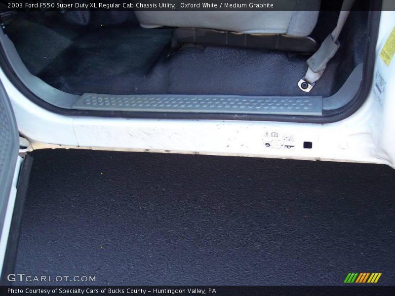 Oxford White / Medium Graphite 2003 Ford F550 Super Duty XL Regular Cab Chassis Utility