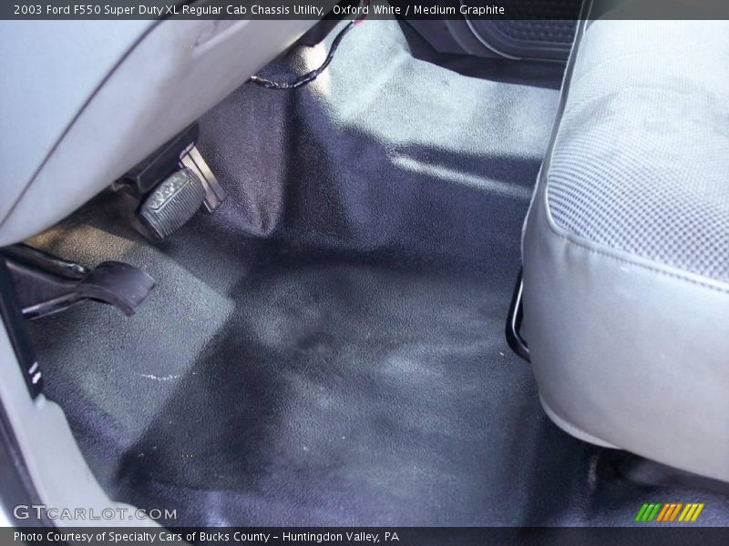 Oxford White / Medium Graphite 2003 Ford F550 Super Duty XL Regular Cab Chassis Utility