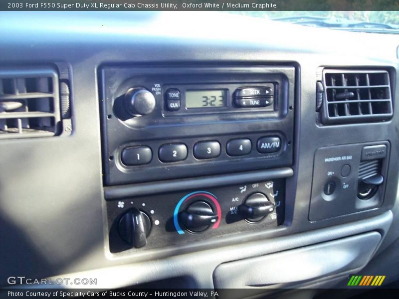 Oxford White / Medium Graphite 2003 Ford F550 Super Duty XL Regular Cab Chassis Utility