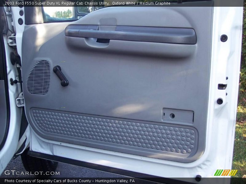 Oxford White / Medium Graphite 2003 Ford F550 Super Duty XL Regular Cab Chassis Utility