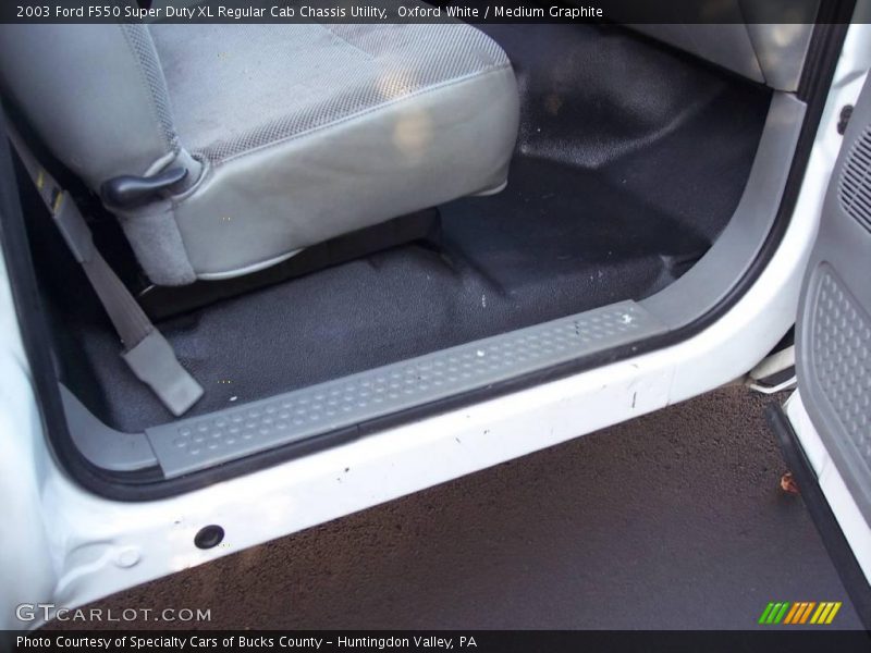 Oxford White / Medium Graphite 2003 Ford F550 Super Duty XL Regular Cab Chassis Utility