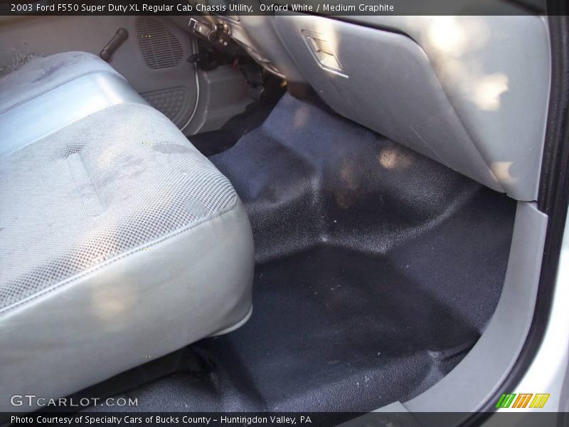 Oxford White / Medium Graphite 2003 Ford F550 Super Duty XL Regular Cab Chassis Utility