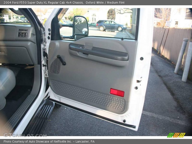 Oxford White / Medium Flint 2004 Ford F550 Super Duty XL Regular Cab 4x4 Chassis