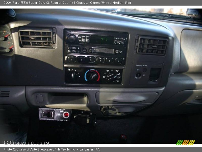 Oxford White / Medium Flint 2004 Ford F550 Super Duty XL Regular Cab 4x4 Chassis