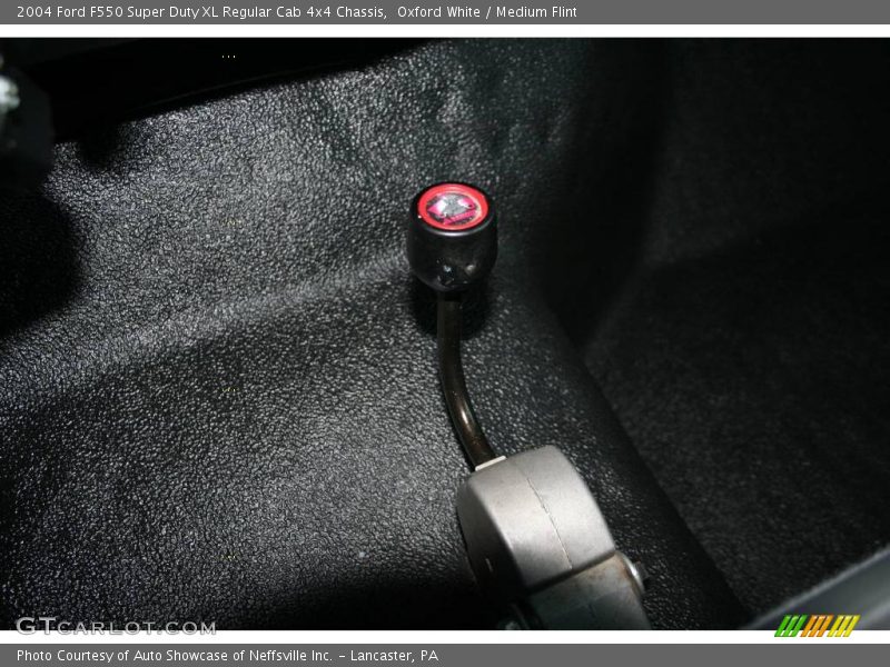 Oxford White / Medium Flint 2004 Ford F550 Super Duty XL Regular Cab 4x4 Chassis