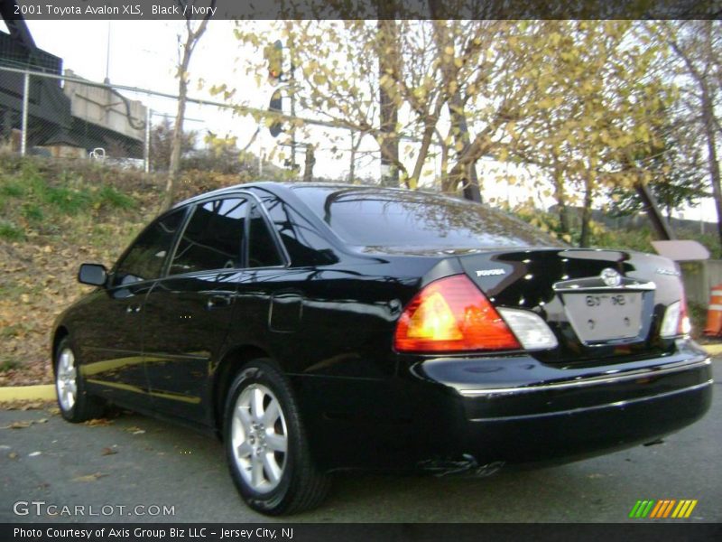 Black / Ivory 2001 Toyota Avalon XLS