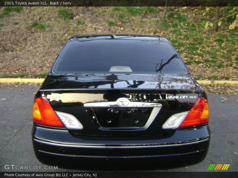 Black / Ivory 2001 Toyota Avalon XLS