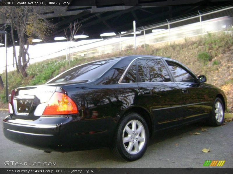 Black / Ivory 2001 Toyota Avalon XLS