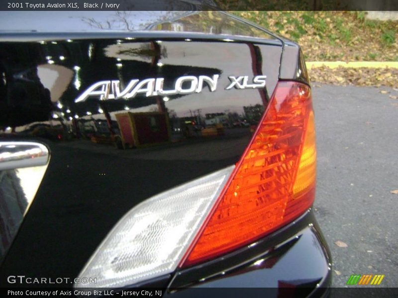 Black / Ivory 2001 Toyota Avalon XLS