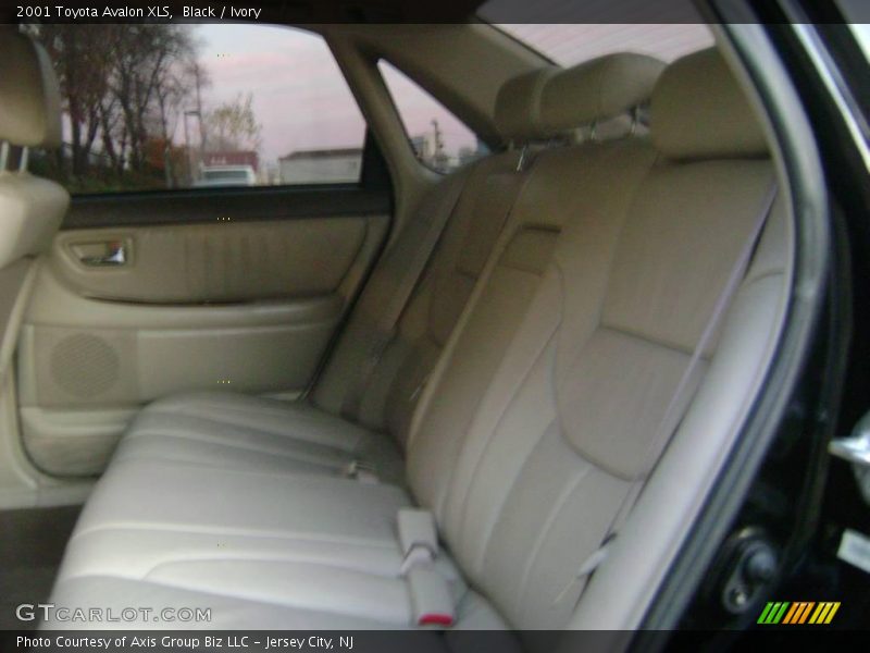 Black / Ivory 2001 Toyota Avalon XLS
