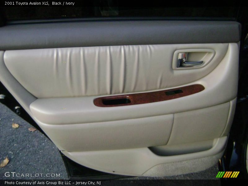 Black / Ivory 2001 Toyota Avalon XLS