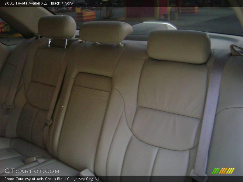 Black / Ivory 2001 Toyota Avalon XLS