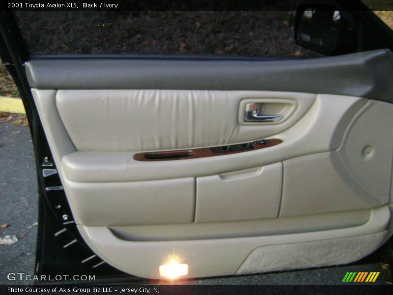 Black / Ivory 2001 Toyota Avalon XLS