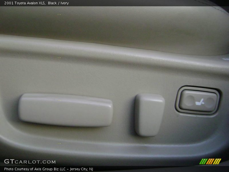 Black / Ivory 2001 Toyota Avalon XLS