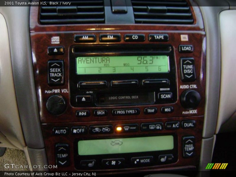 Black / Ivory 2001 Toyota Avalon XLS