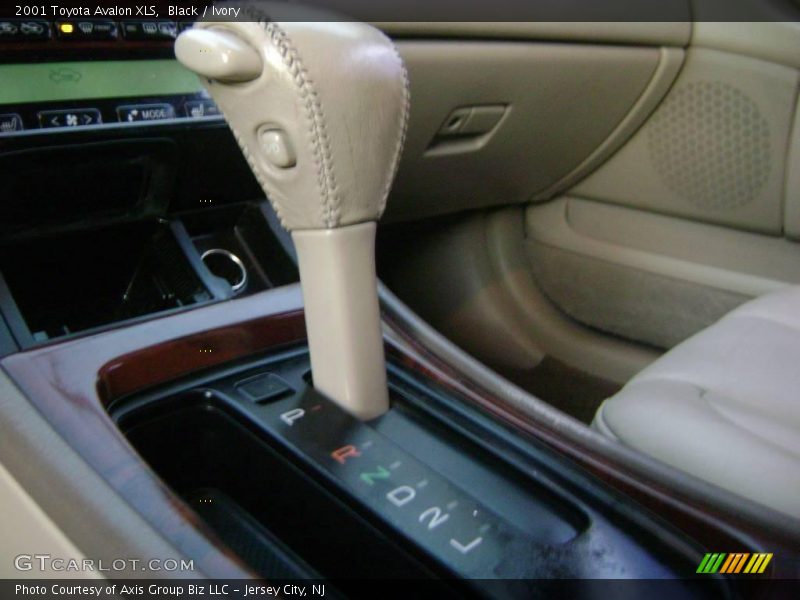 Black / Ivory 2001 Toyota Avalon XLS