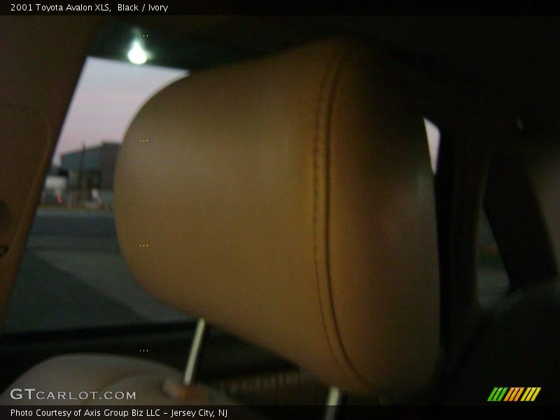 Black / Ivory 2001 Toyota Avalon XLS