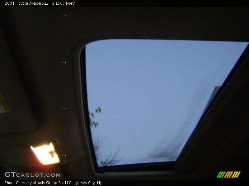 Black / Ivory 2001 Toyota Avalon XLS