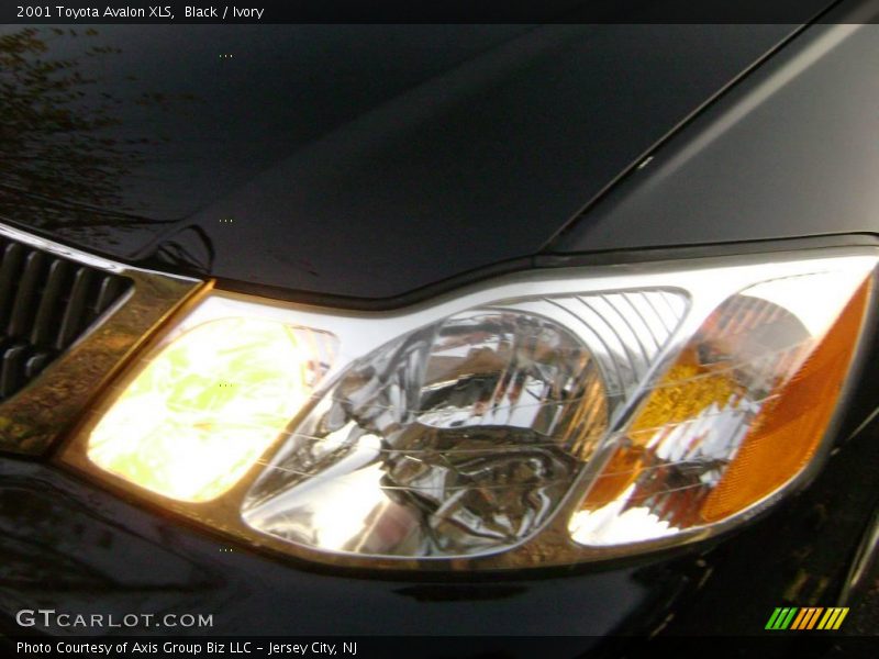 Black / Ivory 2001 Toyota Avalon XLS
