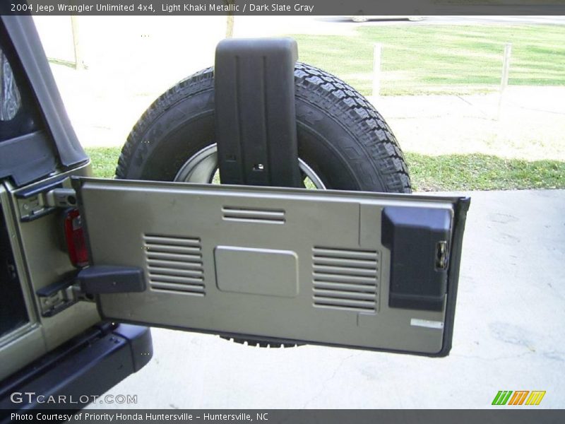 Light Khaki Metallic / Dark Slate Gray 2004 Jeep Wrangler Unlimited 4x4