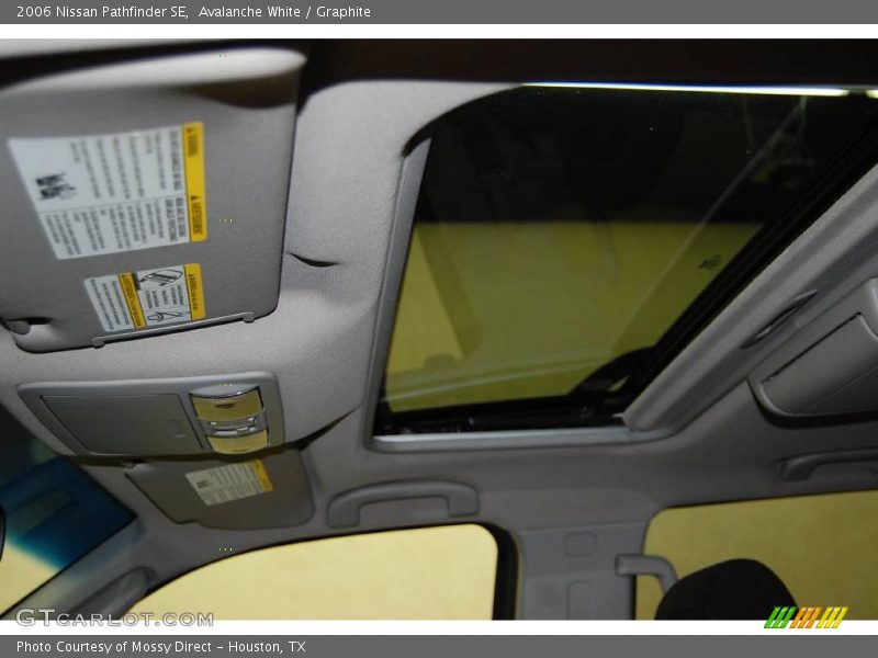Avalanche White / Graphite 2006 Nissan Pathfinder SE