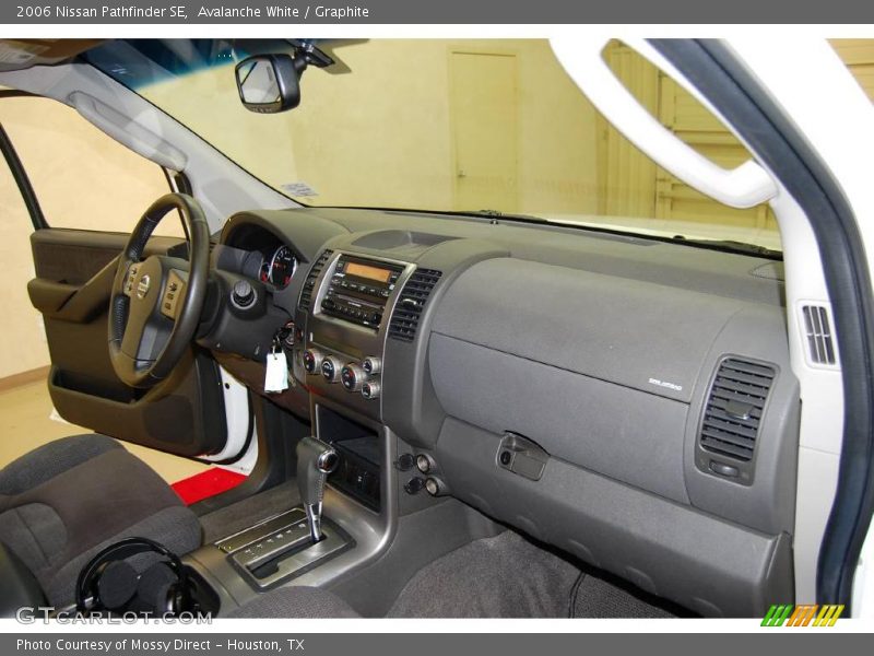 Avalanche White / Graphite 2006 Nissan Pathfinder SE