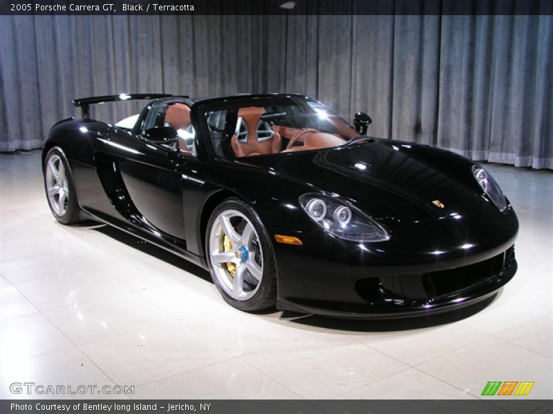 Front 3/4 View of 2005 Carrera GT 