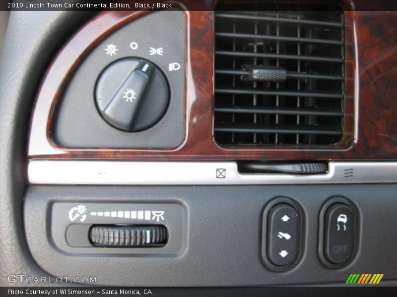 Black / Black 2010 Lincoln Town Car Continental Edition