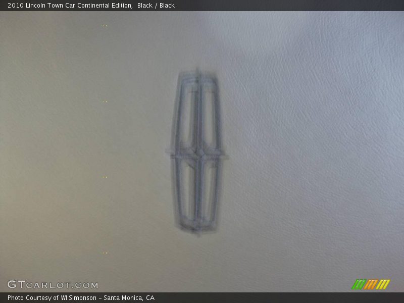 Black / Black 2010 Lincoln Town Car Continental Edition