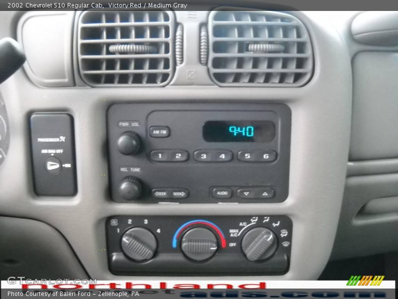 Victory Red / Medium Gray 2002 Chevrolet S10 Regular Cab