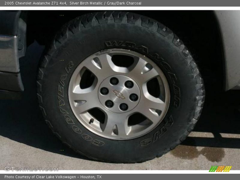 Silver Birch Metallic / Gray/Dark Charcoal 2005 Chevrolet Avalanche Z71 4x4