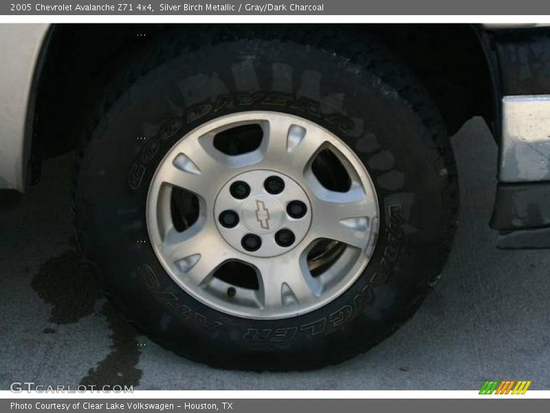 Silver Birch Metallic / Gray/Dark Charcoal 2005 Chevrolet Avalanche Z71 4x4
