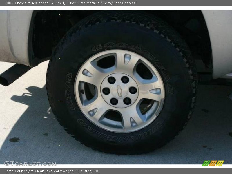 Silver Birch Metallic / Gray/Dark Charcoal 2005 Chevrolet Avalanche Z71 4x4