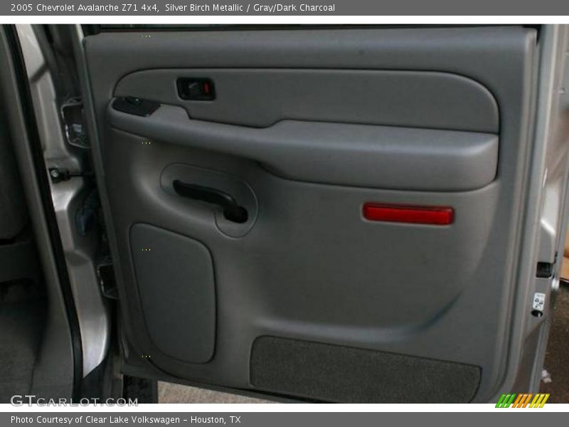 Silver Birch Metallic / Gray/Dark Charcoal 2005 Chevrolet Avalanche Z71 4x4