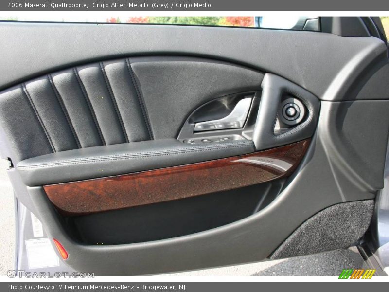 Grigio Alfieri Metallic (Grey) / Grigio Medio 2006 Maserati Quattroporte