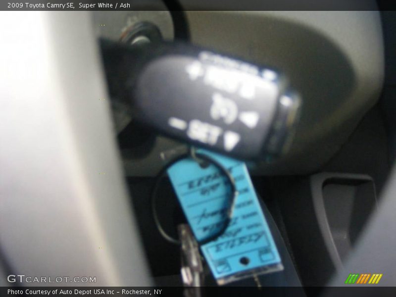 Super White / Ash 2009 Toyota Camry SE