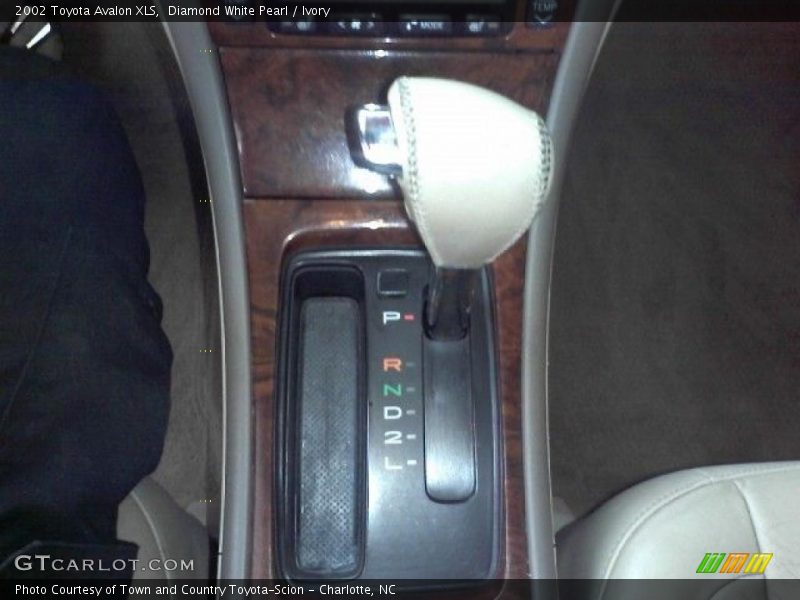 Diamond White Pearl / Ivory 2002 Toyota Avalon XLS