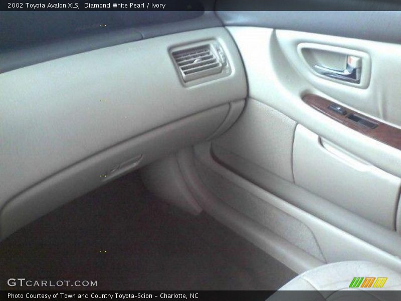 Diamond White Pearl / Ivory 2002 Toyota Avalon XLS