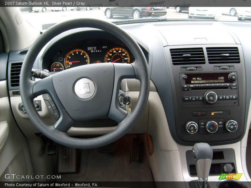 Silver Pearl / Gray 2007 Saturn Outlook XE