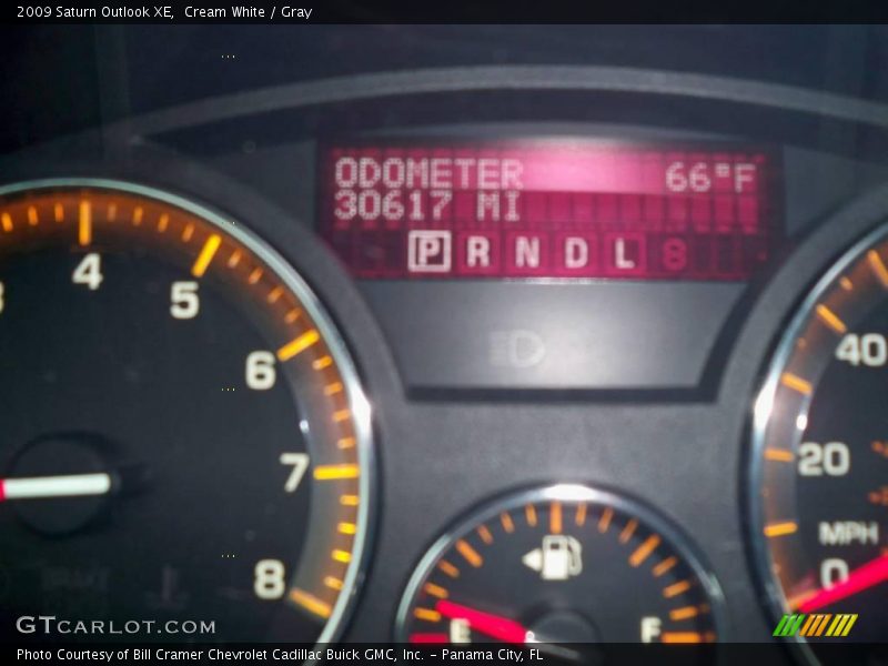 Cream White / Gray 2009 Saturn Outlook XE