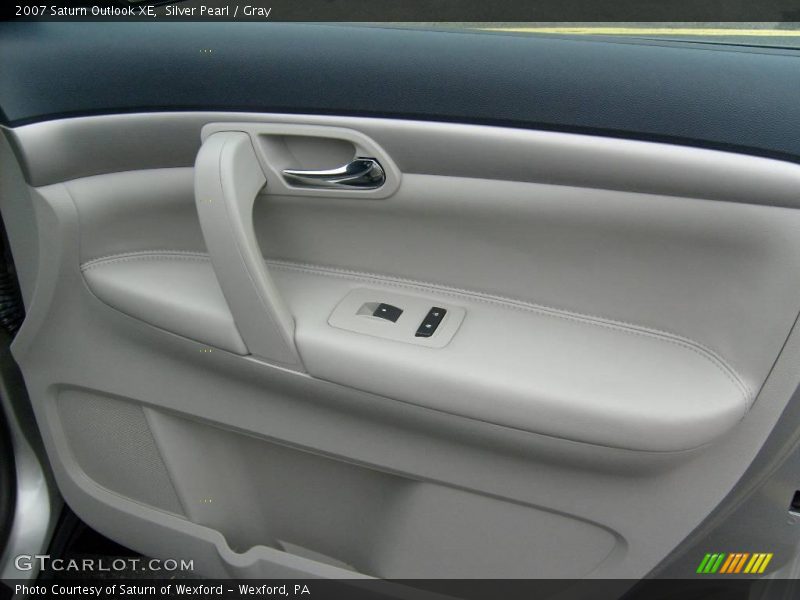 Silver Pearl / Gray 2007 Saturn Outlook XE