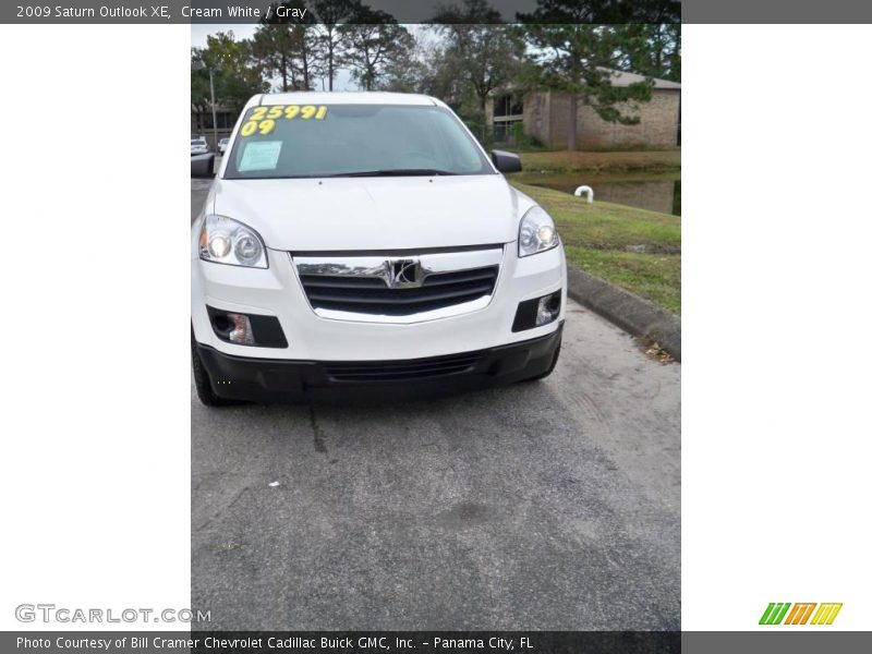 Cream White / Gray 2009 Saturn Outlook XE