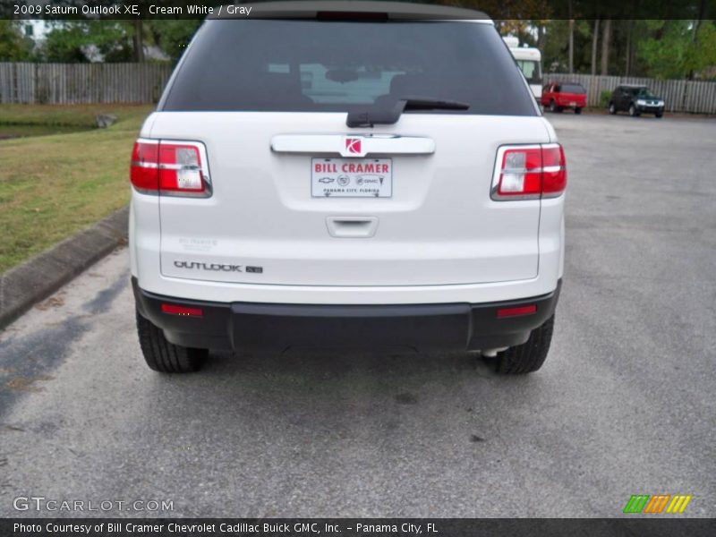 Cream White / Gray 2009 Saturn Outlook XE