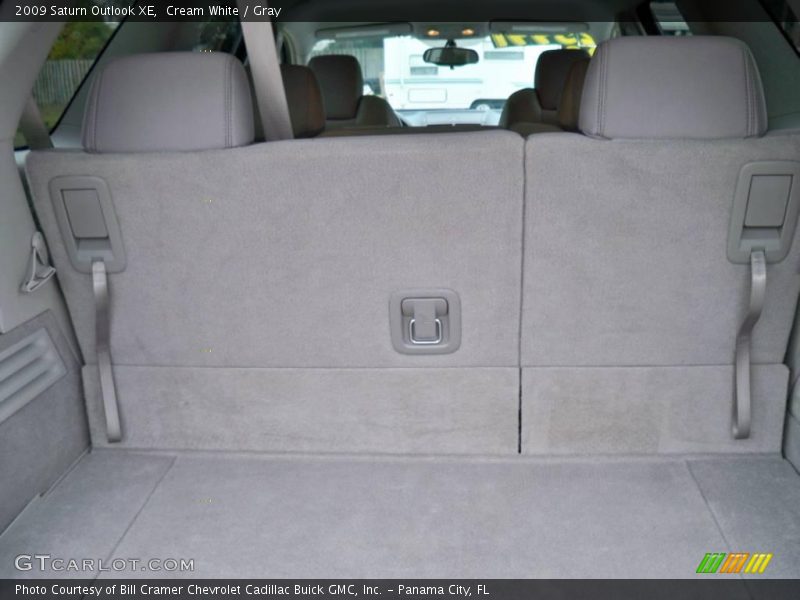 Cream White / Gray 2009 Saturn Outlook XE