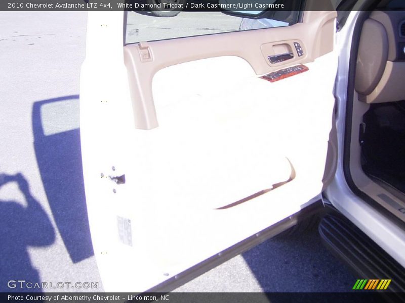 White Diamond Tricoat / Dark Cashmere/Light Cashmere 2010 Chevrolet Avalanche LTZ 4x4
